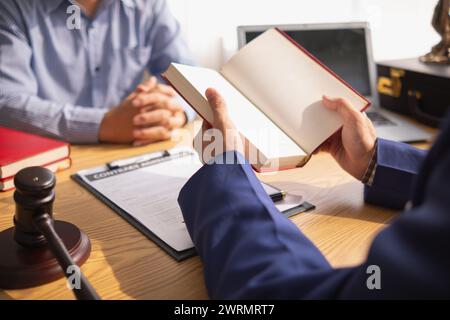 Les avocats fournissent des conseils juridiques à ceux qui demandent une assistance juridique pour comprendre correctement les règles et prévenir les actes répréhensibles involontaires. Concept de Banque D'Images