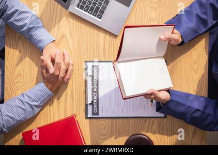 Les avocats fournissent des conseils juridiques à ceux qui demandent une assistance juridique pour comprendre correctement les règles et prévenir les actes répréhensibles involontaires. Concept de Banque D'Images