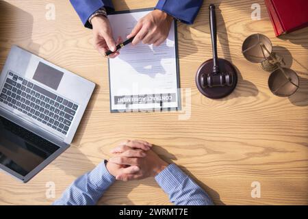 le contrat a été placé sur la table à l'intérieur du bureau du conseiller juridique, prêt pour que les investisseurs signent le contrat pour embaucher une équipe d'avocats pour fournir des conseils juridiques Banque D'Images