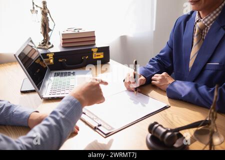 le contrat a été placé sur la table à l'intérieur du bureau du conseiller juridique, prêt pour que les investisseurs signent le contrat pour embaucher une équipe d'avocats pour fournir des conseils juridiques Banque D'Images