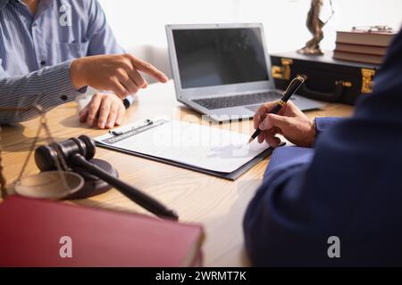 le contrat a été placé sur la table à l'intérieur du bureau du conseiller juridique, prêt pour que les investisseurs signent le contrat pour embaucher une équipe d'avocats pour fournir des conseils juridiques Banque D'Images