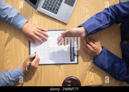 le contrat a été placé sur la table à l'intérieur du bureau du conseiller juridique, prêt pour que les investisseurs signent le contrat pour embaucher une équipe d'avocats pour fournir des conseils juridiques Banque D'Images