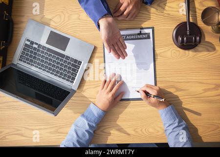 le contrat a été placé sur la table à l'intérieur du bureau du conseiller juridique, prêt pour que les investisseurs signent le contrat pour embaucher une équipe d'avocats pour fournir des conseils juridiques Banque D'Images