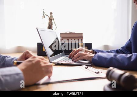 Les avocats fournissent des conseils juridiques à ceux qui demandent une assistance juridique pour comprendre correctement les règles et prévenir les actes répréhensibles involontaires. Concept de Banque D'Images