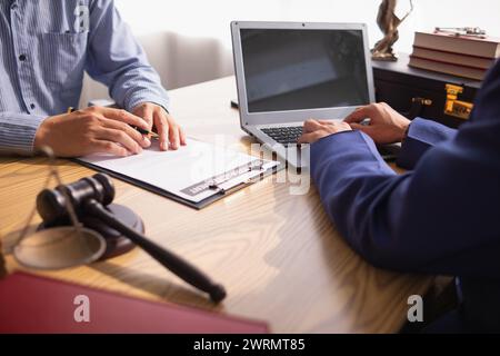 le contrat a été placé sur la table à l'intérieur du bureau du conseiller juridique, prêt pour que les investisseurs signent le contrat pour embaucher une équipe d'avocats pour fournir des conseils juridiques Banque D'Images