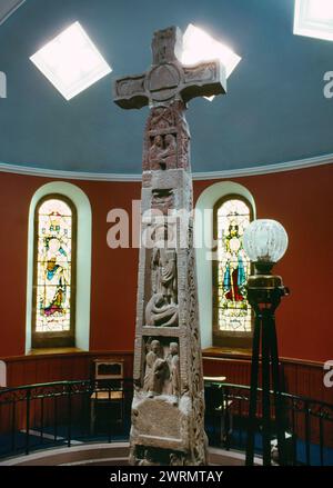 Une croix de prédication et d'enseignement du C8th Anglian précoce placée dans l'abside encastrée de l'église paroissiale de Ruthwell, Dumfries et Galloway, Écosse, Royaume-Uni. Banque D'Images