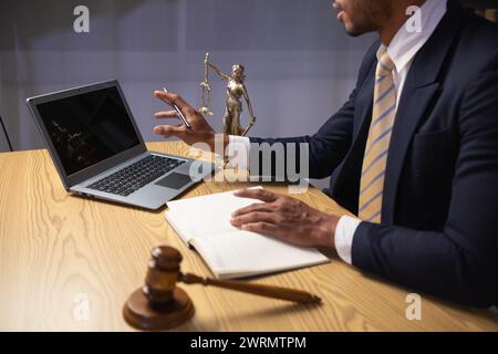 Les avocats fournissent des conseils juridiques à ceux qui demandent une assistance juridique pour comprendre correctement les règles et prévenir les actes répréhensibles involontaires. Concept de Banque D'Images