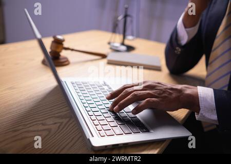 Les avocats fournissent des conseils juridiques à ceux qui demandent une assistance juridique pour comprendre correctement les règles et prévenir les actes répréhensibles involontaires. Concept de Banque D'Images