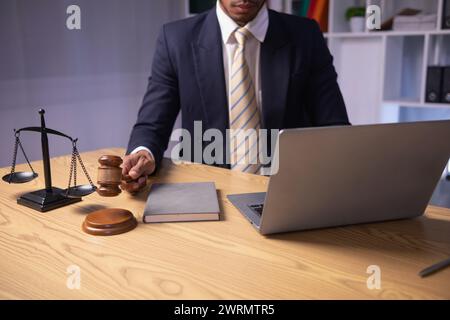 Les avocats fournissent des conseils juridiques à ceux qui demandent une assistance juridique pour comprendre correctement les règles et prévenir les actes répréhensibles involontaires. Concept de Banque D'Images