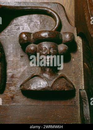 Buste d'une jeune noble élégante sculpté sur un miséricorde des stalles de chœur de chêne dans le choeur de l'église paroissiale de Beaumaris, Anglesey, pays de Galles, Royaume-Uni. Banque D'Images