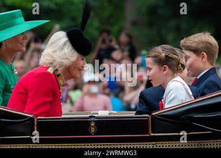 La reine Camilla discute avec la princesse Charlotte de Galles à Trooping the Colour in the Mall, Londres, Royaume-Uni. Calèche avec Catherine et ses enfants Banque D'Images