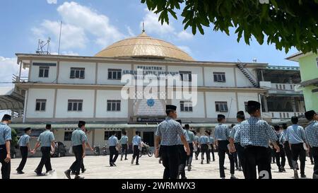 Medan, Indonésie. 13 mars 2024. Les étudiants musulmans de Ar-Raudlatul Hasanah se préparent à réciter le Coran le deuxième jour du Ramadan à Medan, dans le nord de Sumatra, en Indonésie, le 13 mars 2024. Les musulmans du monde entier marquent le mois du Ramadan, le mois le plus Saint du calendrier islamique au cours duquel les dévots jeûnent de l'aube au crépuscule. (Photo Hendro Budiman/INA photo Agency /Sipa USA) crédit : Sipa USA/Alamy Live News Banque D'Images