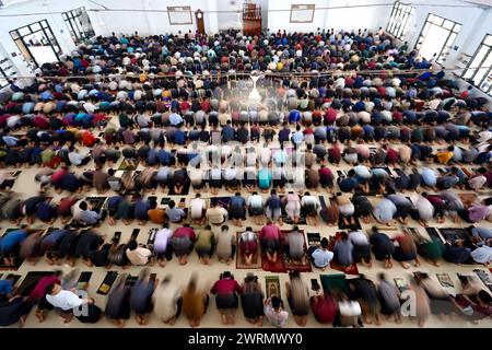 Medan, Indonésie. 13 mars 2024. Les étudiants musulmans de Ar-Raudlatul Hasanah font des prières de midi avant de réaliser la messe Tadarus pour réciter le Coran le deuxième jour du Ramadan à Medan, Sumatra du Nord, Indonésie, le 13 mars 2024. Les musulmans du monde entier marquent le mois du Ramadan, le mois le plus Saint du calendrier islamique au cours duquel les dévots jeûnent de l'aube au crépuscule. (Photo Hendro Budiman/INA photo Agency /Sipa USA) crédit : Sipa USA/Alamy Live News Banque D'Images