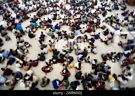 Medan, Indonésie. 13 mars 2024. Des étudiants musulmans de Ar-Raudlatul Hasanah récitent le Coran le deuxième jour du Ramadan à Medan, dans le Nord de Sumatra, Indonésie, le 13 mars 2024. Les musulmans du monde entier marquent le mois du Ramadan, le mois le plus Saint du calendrier islamique au cours duquel les dévots jeûnent de l'aube au crépuscule. (Photo Hendro Budiman/INA photo Agency /Sipa USA) crédit : Sipa USA/Alamy Live News Banque D'Images