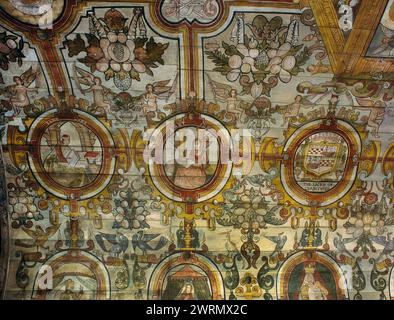 Côté nord de l'extrémité ouest du 1636 plafond en bois peint de style Renaissance de l'église St Mary's, Grandtully, Perthshire, Écosse, Royaume-Uni. Banque D'Images