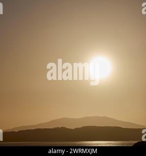 Le soleil de fin d'après-midi commence à tourner au crépuscule sur le Loch Melfort. Argyll et Bute. Écosse Banque D'Images