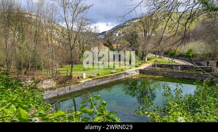 Jardin secret, monastère de San Salvador, ferme de poissons de truite du XVIe siècle, village médiéval de Oña, Las Merindades, Burgos, Castilla y León, Espagne, Europe Banque D'Images