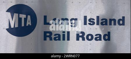 Jamaïque, New York - 4 juillet 2023 : panneau MTA long Island Rail Road sur le côté d'un train à la gare de Queens (ligne Montauk). Banque D'Images