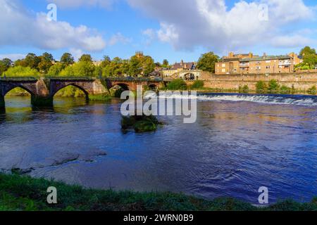 Vue sur le vieux pont Dee, sur la rivière Dee, les murs et la porte du pont, à Chester, Cheshire, Angleterre, Royaume-Uni Banque D'Images