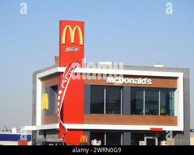 Le Caire, Égypte, 2 mars 2024 : McDonald's Égypte, McDonald's Corporation est une chaîne de restauration rapide multinationale américaine, fondée en 1940 comme une entreprise de restauration Banque D'Images