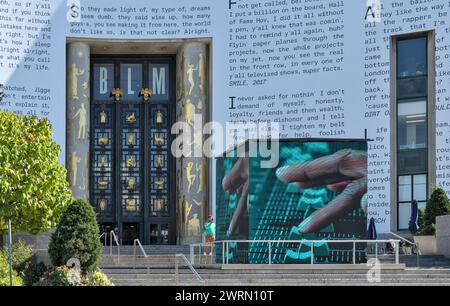 Brooklyn, NY - 11 octobre 2023 : les gens passent devant l'entrée de la bibliothèque publique de Brooklyn, où l'on peut admirer l'hommage artistique de Roc Nation Banque D'Images