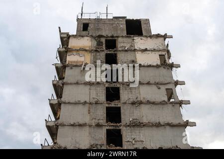 Abriss eines Gebäudes in der Innenstadt. Ruinenfassade des Hotels Bristol in der Innenstadt von Bonn. DAS Hotel muss vorsichtig nach und nach abgetragen werden, um umliegende Gebäude und Infrastruktureinrichtungen wie Straßenbahnschienen nicht zu beschädigen. Bonn Nordrhein-Westfalen Deutschland *** démolition d'un bâtiment dans le centre-ville façade en ruine de l'Hôtel Bristol dans le centre-ville de Bonn L'hôtel doit être soigneusement démoli petit à petit afin de ne pas endommager les bâtiments environnants et les infrastructures telles que les voies de tramway Bonn Nord Rhin-Westphalie Allemagne Banque D'Images