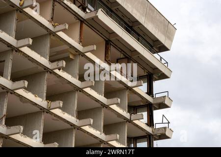 Abriss eines Gebäudes in der Innenstadt. Ruinenfassade des Hotels Bristol in der Innenstadt von Bonn. Die offenen Höhlen der Hotelzimmer sind zu sehen. DAS Hotel muss vorsichtig nach und nach abgetragen werden, um umliegende Gebäude und Infrastruktureinrichtungen wie Straßenbahnschienen nicht zu beschädigen. Bonn Nordrhein-Westfalen Deutschland *** démolition d'un bâtiment dans le centre-ville façade en ruine de l'Hôtel Bristol dans le centre-ville de Bonn les grottes ouvertes des chambres d'hôtel peuvent être vues L'hôtel doit être soigneusement démoli petit à petit afin de ne pas endommager les environs bâtiments et Banque D'Images