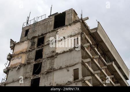 Abriss eines Gebäudes in der Innenstadt. Ruinenfassade des Hotels Bristol in der Innenstadt von Bonn. Die offenen Höhlen der Hotelzimmer sind zu sehen. DAS Hotel muss vorsichtig nach und nach abgetragen werden, um umliegende Gebäude und Infrastruktureinrichtungen wie Straßenbahnschienen nicht zu beschädigen. Bonn Nordrhein-Westfalen Deutschland *** démolition d'un bâtiment dans le centre-ville façade en ruine de l'Hôtel Bristol dans le centre-ville de Bonn les grottes ouvertes des chambres d'hôtel peuvent être vues L'hôtel doit être soigneusement démoli petit à petit afin de ne pas endommager les environs bâtiments et Banque D'Images