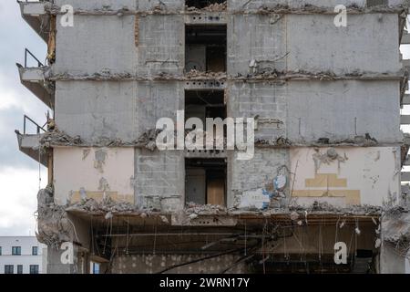 Abriss eines Gebäudes in der Innenstadt. Ruinenfassade des Hotels Bristol in der Innenstadt von Bonn. DAS Hotel muss vorsichtig nach und nach abgetragen werden, um umliegende Gebäude und Infrastruktureinrichtungen wie Straßenbahnschienen nicht zu beschädigen. Bonn Nordrhein-Westfalen Deutschland *** démolition d'un bâtiment dans le centre-ville façade en ruine de l'Hôtel Bristol dans le centre-ville de Bonn L'hôtel doit être soigneusement démoli petit à petit afin de ne pas endommager les bâtiments environnants et les infrastructures telles que les voies de tramway Bonn Nord Rhin-Westphalie Allemagne Banque D'Images