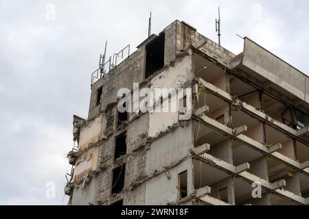 Abriss eines Gebäudes in der Innenstadt. Ruinenfassade des Hotels Bristol in der Innenstadt von Bonn. Die offenen Höhlen der Hotelzimmer sind zu sehen. DAS Hotel muss vorsichtig nach und nach abgetragen werden, um umliegende Gebäude und Infrastruktureinrichtungen wie Straßenbahnschienen nicht zu beschädigen. Bonn Nordrhein-Westfalen Deutschland *** démolition d'un bâtiment dans le centre-ville façade en ruine de l'Hôtel Bristol dans le centre-ville de Bonn les grottes ouvertes des chambres d'hôtel peuvent être vues L'hôtel doit être soigneusement démoli petit à petit afin de ne pas endommager les environs bâtiments et Banque D'Images