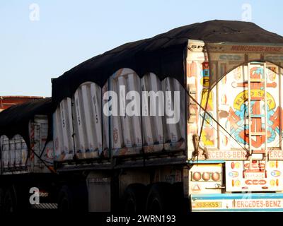 Gizeh, Egypte, janvier 26 2023 : camion de transport grand véhicule avec une cargaison sur elle sur une autoroute en Egypte, expédition et concept de service de livraison, lor Banque D'Images