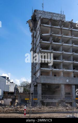 Abriss eines Gebäudes in der Innenstadt. Restruine des Hotels Bristol in der Innenstadt von Bonn. Die offenen Höhlen zeugen von den Hotelzimmern. DAS Hotel muss vorsichtig nach und nach abgetragen werden, um umliegende Gebäude und Infrastruktureinrichtungen wie Straßenbahnschienen nicht zu beschädigen. Bonn Nordrhein-Westfalen Deutschland *** démolition d'un bâtiment dans le centre-ville ruines restantes de l'Hôtel Bristol dans le centre-ville de Bonn les grottes ouvertes témoignent des chambres de l'hôtel L'hôtel doit être soigneusement démoli petit à petit afin de ne pas endommager les bâtiments environnants et dans Banque D'Images