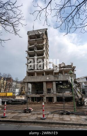 Abriss eines Gebäudes in der Innenstadt. Restruine des Hotels Bristol in der Innenstadt von Bonn. Die offenen Höhlen zeugen von den Hotelzimmern. DAS Hotel muss vorsichtig nach und nach abgetragen werden, um umliegende Gebäude und Infrastruktureinrichtungen wie Straßenbahnschienen nicht zu beschädigen. Bonn Nordrhein-Westfalen Deutschland *** démolition d'un bâtiment dans le centre-ville ruines restantes de l'Hôtel Bristol dans le centre-ville de Bonn les grottes ouvertes témoignent des chambres de l'hôtel L'hôtel doit être soigneusement démoli petit à petit afin de ne pas endommager les bâtiments environnants et dans Banque D'Images