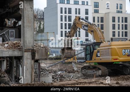 Abriss eines Gebäudes in der Innenstadt. Ein Bagger an der Restruine des Hotels Bristol in der Innenstadt von Bonn räumt sozusagen auf. DAS Hotel muss vorsichtig nach und nach abgetragen werden, um umliegende Gebäude und Infrastruktureinrichtungen wie Straßenbahnschienen nicht zu beschädigen. Bonn Nordrhein-Westfalen Deutschland *** démolition d'un bâtiment dans le centre-ville une excavatrice sur les ruines restantes de l'Hôtel Bristol dans le centre-ville de Bonn est en cours de nettoyage, pour ainsi dire, l'hôtel doit être soigneusement enlevé petit à petit afin de ne pas endommager les bâtiments environnants et les infrastructures Banque D'Images