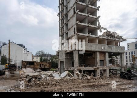 Abriss eines Gebäudes in der Innenstadt. Restruine des Hotels Bristol in der Innenstadt von Bonn. Die offenen Höhlen zeugen von den Hotelzimmern. DAS Hotel muss vorsichtig nach und nach abgetragen werden, um umliegende Gebäude und Infrastruktureinrichtungen wie Straßenbahnschienen nicht zu beschädigen. Bonn Nordrhein-Westfalen Deutschland *** démolition d'un bâtiment dans le centre-ville ruines restantes de l'Hôtel Bristol dans le centre-ville de Bonn les grottes ouvertes témoignent des chambres de l'hôtel L'hôtel doit être soigneusement démoli petit à petit afin de ne pas endommager les bâtiments environnants et dans Banque D'Images