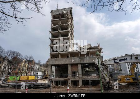 Abriss eines Gebäudes in der Innenstadt. Restruine des Hotels Bristol in der Innenstadt von Bonn. Die offenen Höhlen zeugen von den Hotelzimmern. DAS Hotel muss vorsichtig nach und nach abgetragen werden, um umliegende Gebäude und Infrastruktureinrichtungen wie Straßenbahnschienen nicht zu beschädigen. Bonn Nordrhein-Westfalen Deutschland *** démolition d'un bâtiment dans le centre-ville ruines restantes de l'Hôtel Bristol dans le centre-ville de Bonn les grottes ouvertes témoignent des chambres de l'hôtel L'hôtel doit être soigneusement démoli petit à petit afin de ne pas endommager les bâtiments environnants et dans Banque D'Images