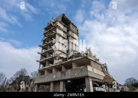 Abriss eines Gebäudes in der Innenstadt. Restruine des Hotels Bristol in der Innenstadt von Bonn. Die offenen Höhlen zeugen von den Hotelzimmern. DAS Hotel muss vorsichtig nach und nach abgetragen werden, um umliegende Gebäude und Infrastruktureinrichtungen wie Straßenbahnschienen nicht zu beschädigen. Bonn Nordrhein-Westfalen Deutschland *** démolition d'un bâtiment dans le centre-ville ruines restantes de l'Hôtel Bristol dans le centre-ville de Bonn les grottes ouvertes témoignent des chambres de l'hôtel L'hôtel doit être soigneusement démoli petit à petit afin de ne pas endommager les bâtiments environnants et dans Banque D'Images