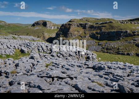 Chaussée calcaire au-dessus de Watlowes Dry Valley, près de Malham, Yorkshire Dales National Park, Yorkshire, Angleterre, Royaume-Uni, Europe Copyright : AlanxN Banque D'Images