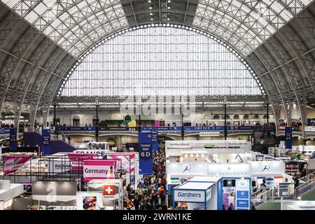 La foire du livre de Londres 2024 se déroule du 12 au 14 mars à l'Olympia de Londres. L’événement de cette année met en vedette des leaders de l’industrie, des experts, des auteurs et des A-Listers explorant des sujets d’actualité tels que l’essor de l’IA, l’essor de l’audio numérique, l’influence de BookTok et des médias sociaux, le marché de la traduction, le droit d’auteur, les menaces à la liberté de lire et de publier, et les forces géopolitiques qui affectent le monde du livre. Banque D'Images