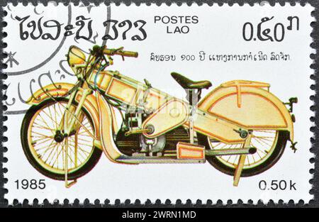 Timbre-poste annulé imprimé par le Laos, qui montre mars, Centenaire de la moto, vers 1985. Banque D'Images