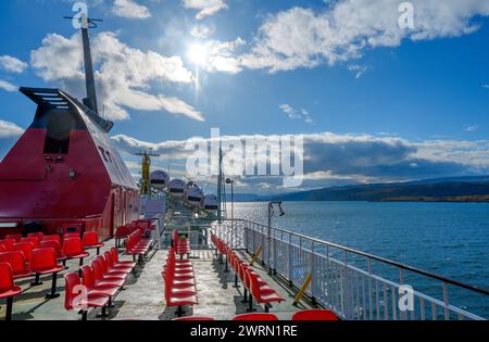 Vue de l'île de Mull depuis le pont du ferry Barra-Oban, île de Mull, Écosse, Royaume-Uni Banque D'Images