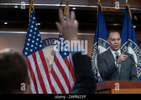 Le leader minoritaire de la Chambre des États-Unis, Hakeem Jeffries (démocrate de New York), tient sa conférence de presse hebdomadaire au Capitole des États-Unis à Washington, DC, le mercredi 13 mars 2024. Jeffries a parlé de l'aide à l'Ukraine, d'Israël, et a répondu aux questions sur le vote de la Chambre qui a été adopté peu de temps auparavant, dans lequel TikTok a le potentiel d'être interdit aux États-Unis. Crédit : Annabelle Gordon/CNP Banque D'Images