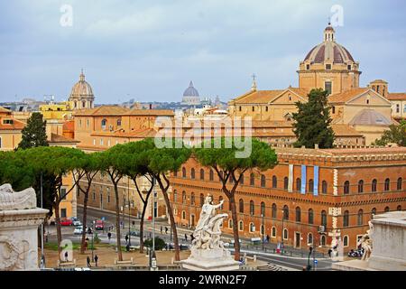 Vue surélevée sur la ville de Rome avec la basilique Saint-Pierre au loin Banque D'Images