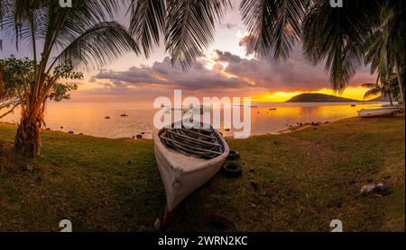 Vue du Morne à travers les palmiers au Morne Brabant au coucher du soleil, Savanne District, Maurice, Océan Indien, Afrique Copyright : FrankxFell 844-32330 Banque D'Images