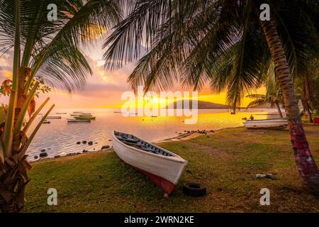 Vue du Morne à travers les palmiers au Morne Brabant au coucher du soleil, Savanne District, Maurice, Océan Indien, Afrique Copyright : FrankxFell 844-32329 Banque D'Images