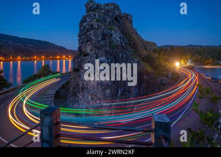 Vue des feux de traînée à Baie du Cap depuis Maconde Viewpoint au crépuscule, Savanne District, Maurice, Océan Indien, Afrique Copyright : FrankxFell 844-32338 Banque D'Images