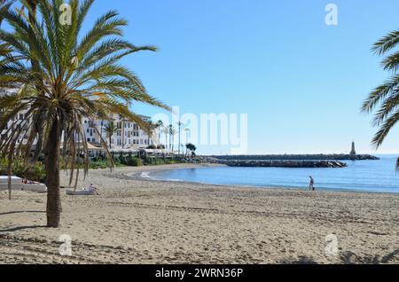 Marbella, Espagne - 10 décembre 2023 : peu de gens à la plage de Banus par une journée ensoleillée de décembre à Marbella, Andalousie, Espagne. Banque D'Images