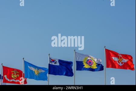 Séoul, Corée du Sud. 13 mars 2024. Le drapeau du ministère de la Défense nationale de Corée du Sud, le drapeau de l'armée, le drapeau de la marine, le drapeau de l'armée de l'air et le drapeau du corps des Marines (de R à l) soufflent dans les airs au War Memorial à Séoul. Crédit : SOPA images Limited/Alamy Live News Banque D'Images