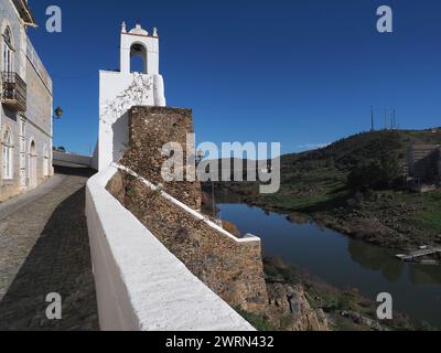 El Municipio de Mértola, en Portugal, el paso por él del Río Guadiana, y algunos de los monumentos que se sitúan en sus orillas Banque D'Images