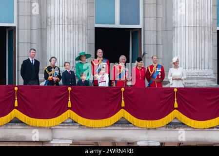 Famille royale sur le balcon du palais de Buckingham après avoir troopé la couleur pour le flypast. Roi Charles III, Reine, Catherine, Prince William Banque D'Images